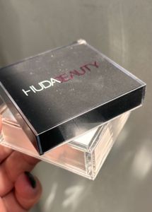 Huda Beauty Easy Bake Setting Powder:-Sugar Cookie