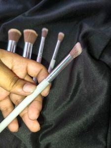 Huda Girl Professional White Makeup Brush