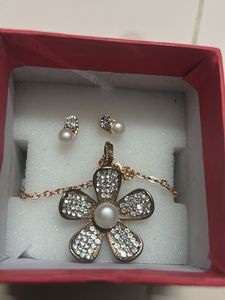 Floral Pendant Necklace
