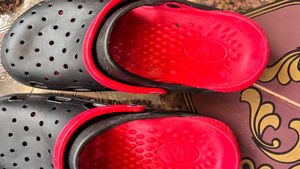 Comfy Black &amp; Red Sandals in uk10