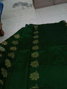 Saree With Gold Blouse