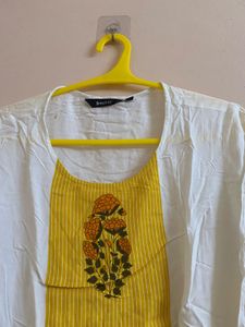 M33- Women White &amp; Yellow Floral Top