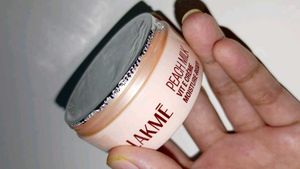 Lakme Seal Packed Moisturizer For Coins