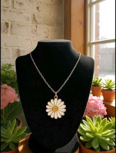 Daisy Pendant Necklace