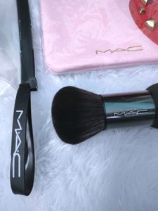 MAC Foundation/Powder Brush And Pouch