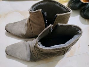 A pair of suede boots- Size issue