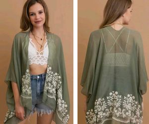 Women Green Floral Embroidery Viscose Kimono Shrug