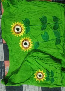 💚 Green Embroidery Blouse