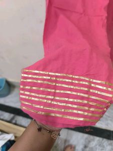 Pink chudidar pant with golden detailing