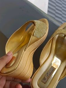 Free Gift :Wedding Chappal