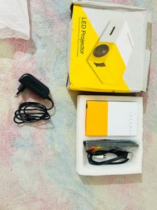 Smart LED Projector with 720p HDResolution, Rotata