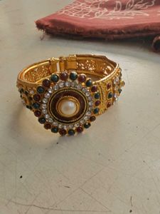 Gold-toned Bangle with Pearl