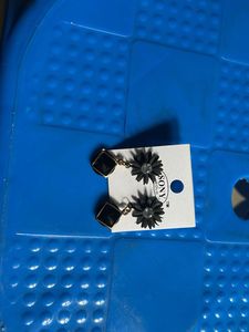 Flower Shape Black Stone Earring