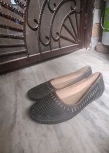 1st Hand Bata Black Slip - On Flats  Size 5