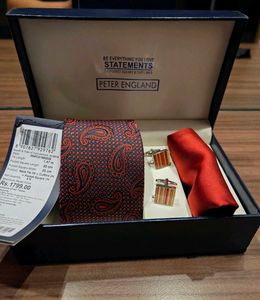 Peter England Tie Pocket square Cufflink Set