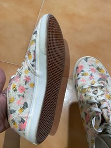 Vans Floral Shoe In Affordable Price🧸