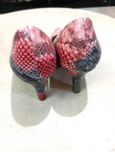 RUBEEZZ BRAND NEW SNAKE TEXTURED HEELS