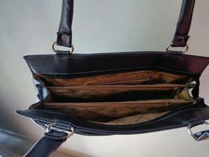 Spacious Handbag With Many Zipper