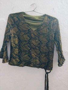 🌿 Elegant Black & Golden Lace Top 🌿