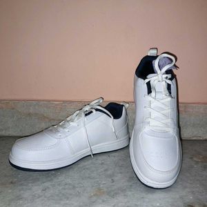 Campus Mens sneakers white and navy blue colour