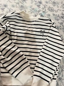 H&amp;M Sweatshirt in Newest Condition.