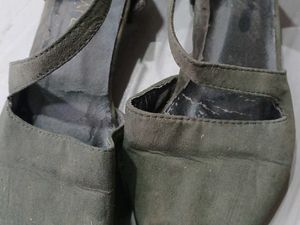 Pair Of 2 Sandals Ideal For DIY