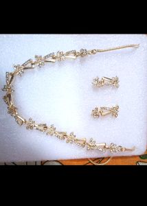 Office Wear Sleek Necklace With Earrings