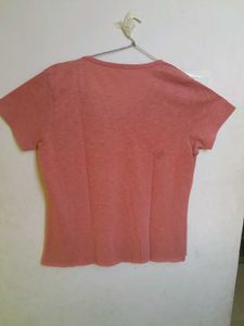 short-sleeved, round-neck t-shirt in muted pink 👕