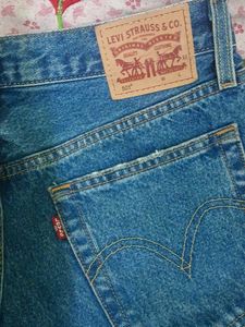Distressed Levi&#39;s Jeans