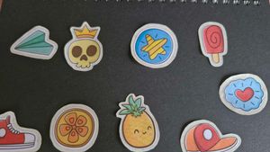 9 PCs Of Glossy Stickers