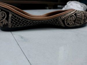 Elegant Embroidered Punjabi Juttis