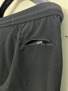 SKECHERS BLACK SOLID TRACK PANTS WITH 3 ZIP POCKET