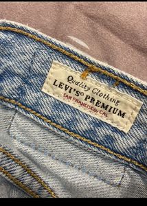 Levis Straight Fit Jean