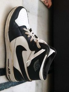 Air Jordan 1 Mid - Black &amp; White