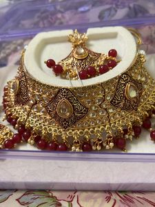 Elegant Pearl Set With Detailed Design