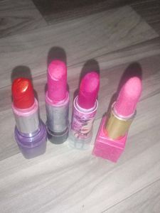 Set Of 4 Lipsticks With Red Lipliner
