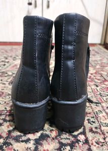 BLACK LEATHER BOOTS!