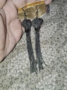 Set Of 2 Fancy Earrings And a Korean Clip