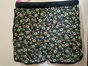 Floral Print Women&#39;s Shorts 2 Nos