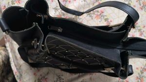 Chic Black Tote 👜 Bag