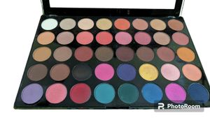 Swiss Beauty HD 40 Color Eyeshadow &amp; Bronson Brush