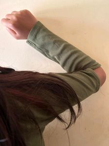 ROADSTER Ribbed Green Top With Elbow Slash