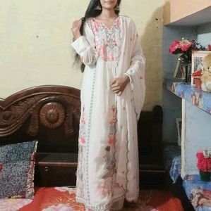 White Floral Embroidered Kurti Set