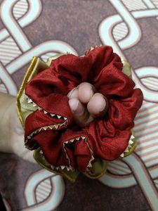 Golden Scrunchie, Maroon Scrunchie