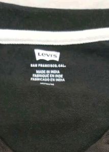 Levi&#39;s Black Tshirt