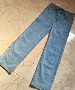 Retro 2000s style straight fit light wash jeans