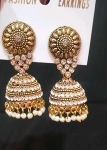 Elegant jhumka piece with white kundan work