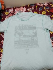 Levi&#39;s Graphic Tee
