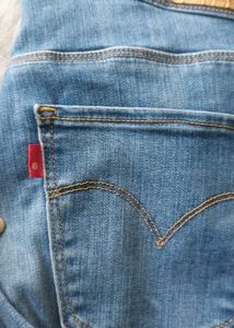 Levi&#39;s High Rise Blue Jeans size 32