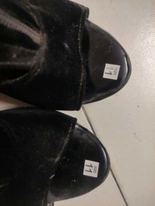 Chic Black Wedge Sandals